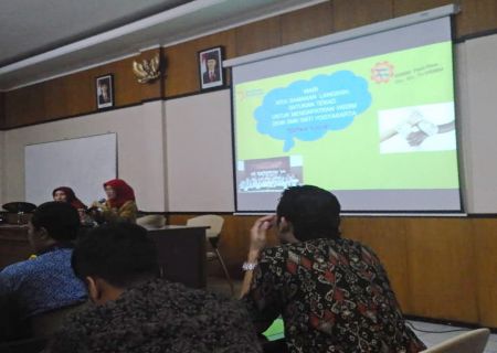 Kepala Sekolah SMTI Yoggyakarta Ibu Rr. Ening Kaekasiwi memberikan pengarahan dan sosialisasi mengenai ZI WBBM