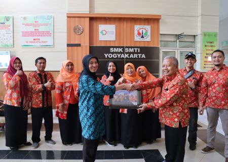 Penyerahan kenang-kenangan dari SMTI Yogyakarta untuk SMK N Rembang